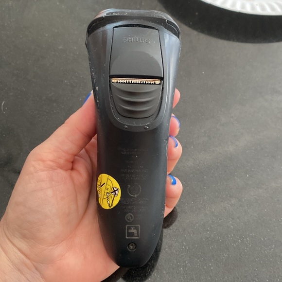 Used Phillips Norelco three headed electric razor with trimmer on back, wet dry - Picture 5 of 7